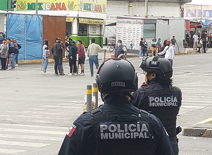 Enfrentamiento en el Mercado Hidalgo deja 10 policías heridos al retirar pirotecnia 