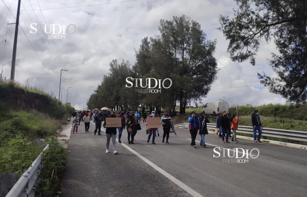 Padres de familia del CECyTE bloquean la Vía Corta a Santa Ana