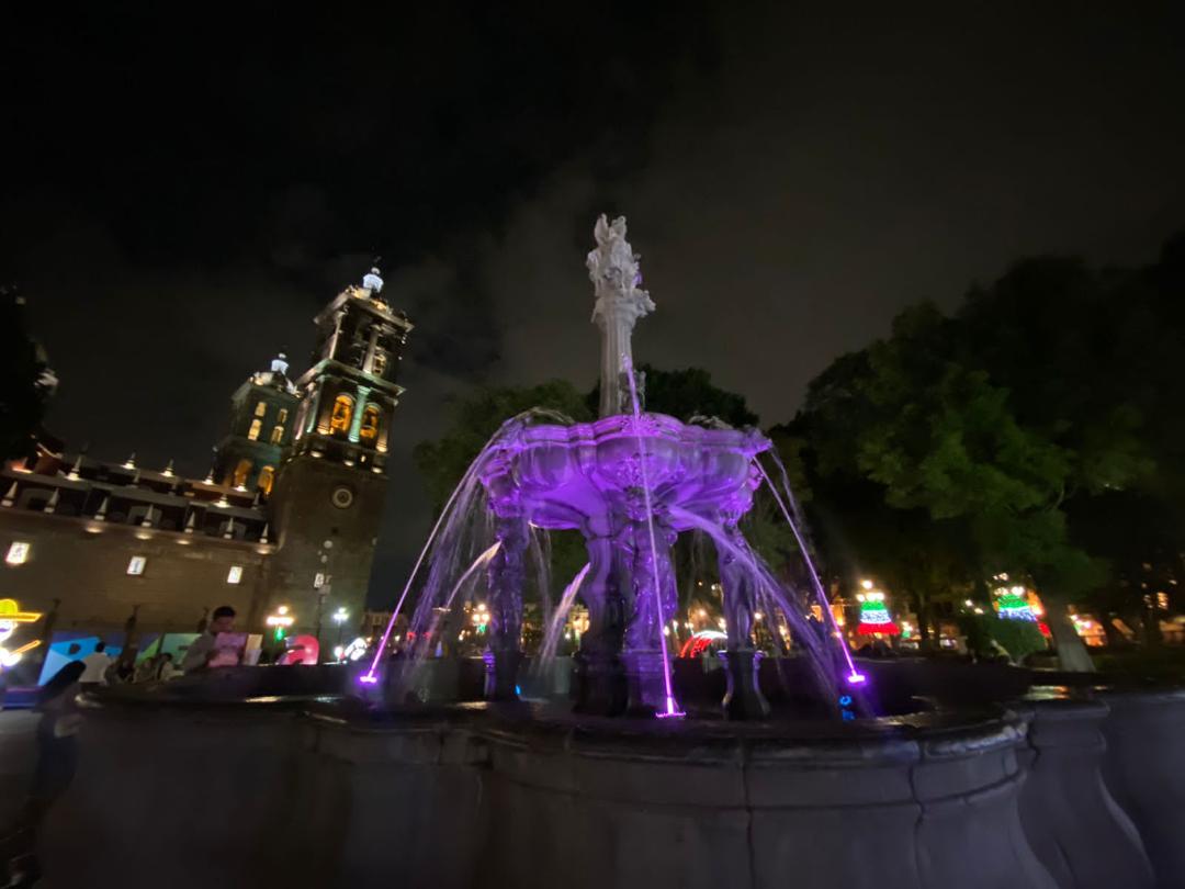 Con motivo a la sensibilización del cáncer de mama en la capital poblana se iluminaron las fuentes de color rosa