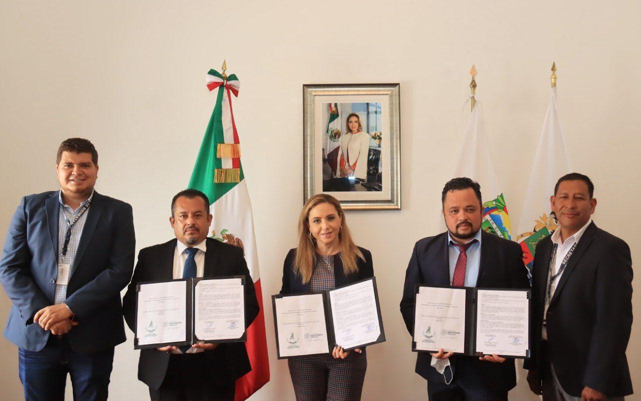 Paola Angon firma convenio para que productores del campo logren exportar  
