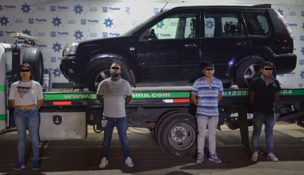 Detienen a cuatro hombres y una mujer por robo de vehículo en el que viajaban dos menorws
