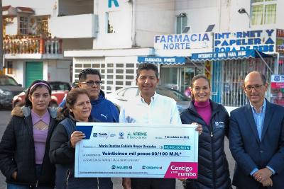 Ayuntamiento de Puebla entrega el cheque 950 del programa “Créditos Contigo”