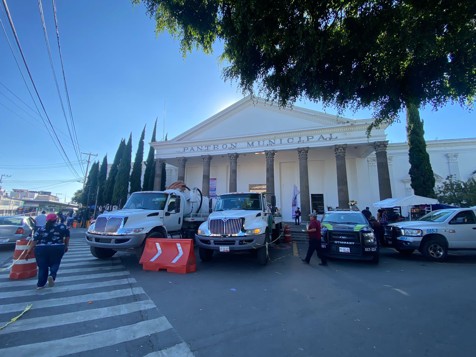 En Puebla capital la actividad en panteones por Día de Muertos se desarrolló en orden