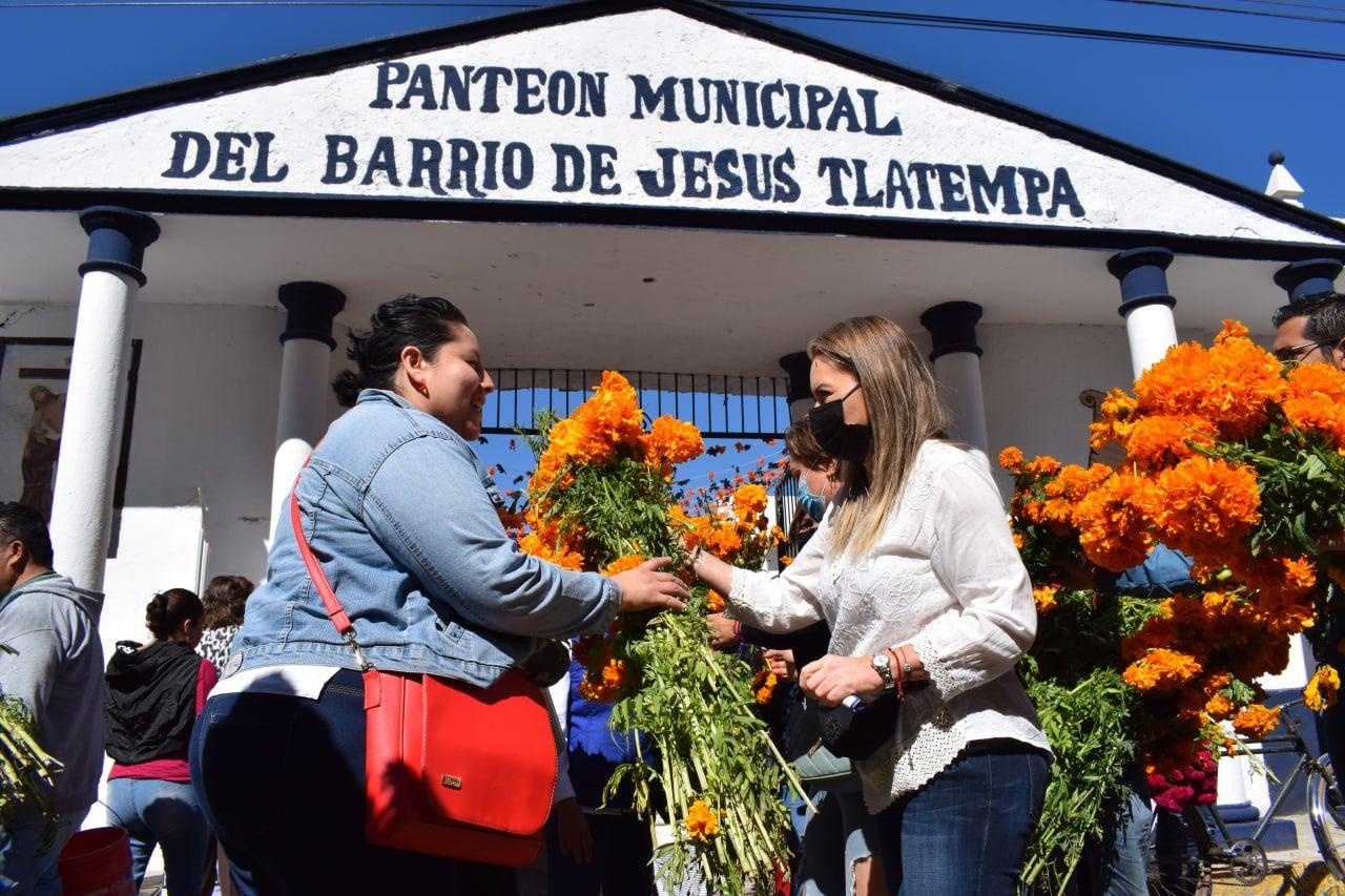 En Día de Muertos Paola Angon visitó los panteones municipales