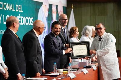 Otorga IMSS Puebla reconocimiento nacional al mérito a médicos poblanos