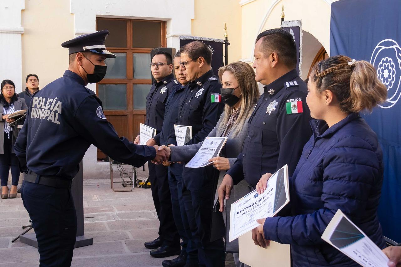 Paola Angon reconoce a 36 policías de la SSC de San Pedro Cholul por acciones relevantes 