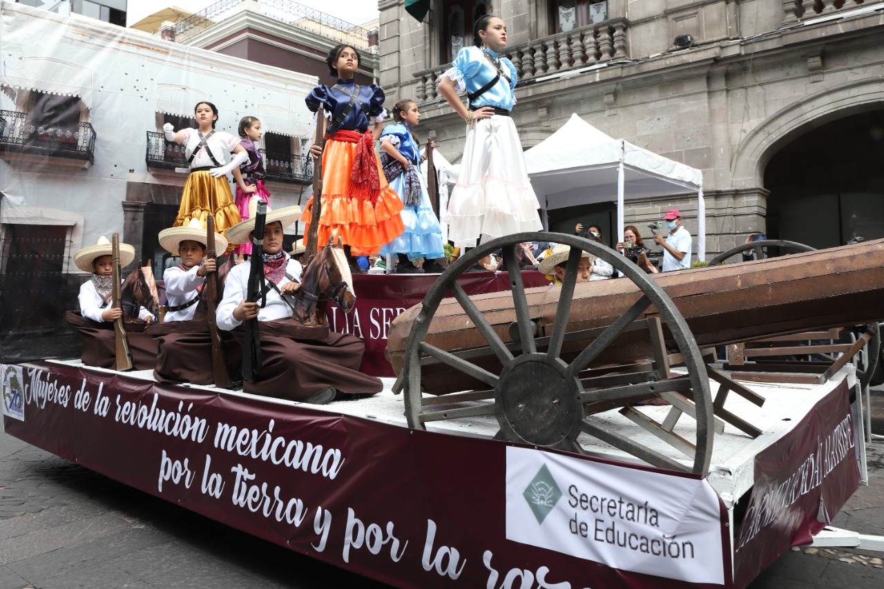 Miles de estudiantes participaron en el Desfile Conmemorativo del CXII Aniversario de la Revolución Mexicana