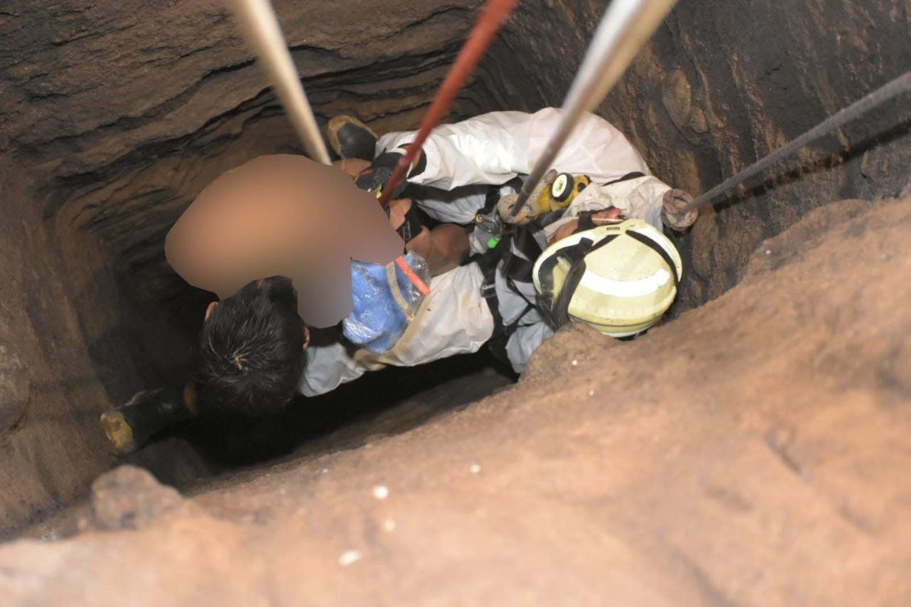 Rescatan a hombre que cayó en un pozo en la colonia San Pedro de la capital poblana