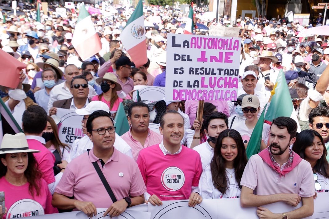 El alcalde de Puebla, el presidente del PRI poblano, diputados federales y locales… políticos de oposición marcha en defensa del INE