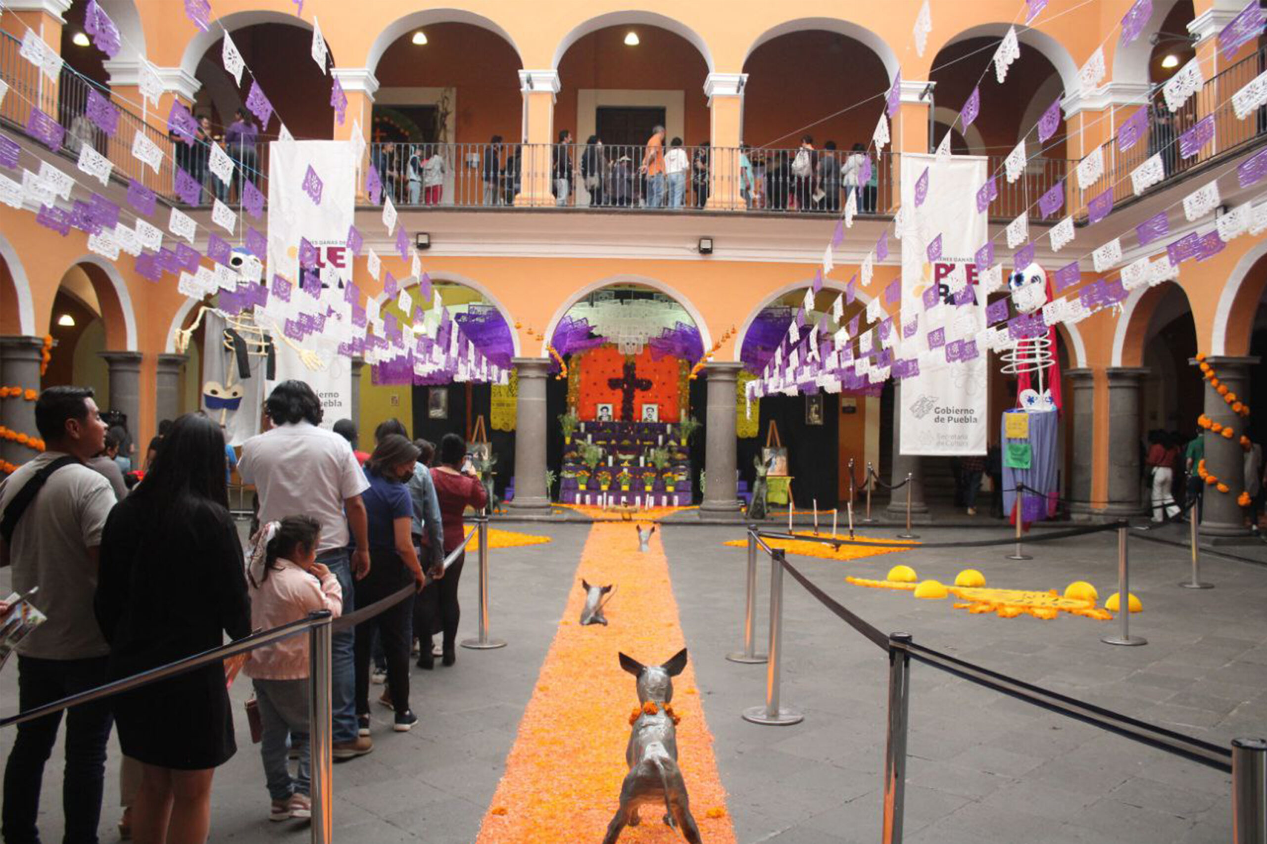 Más de 60 mil poblanos visitan el corredor de ofrendas en Puebla capital
