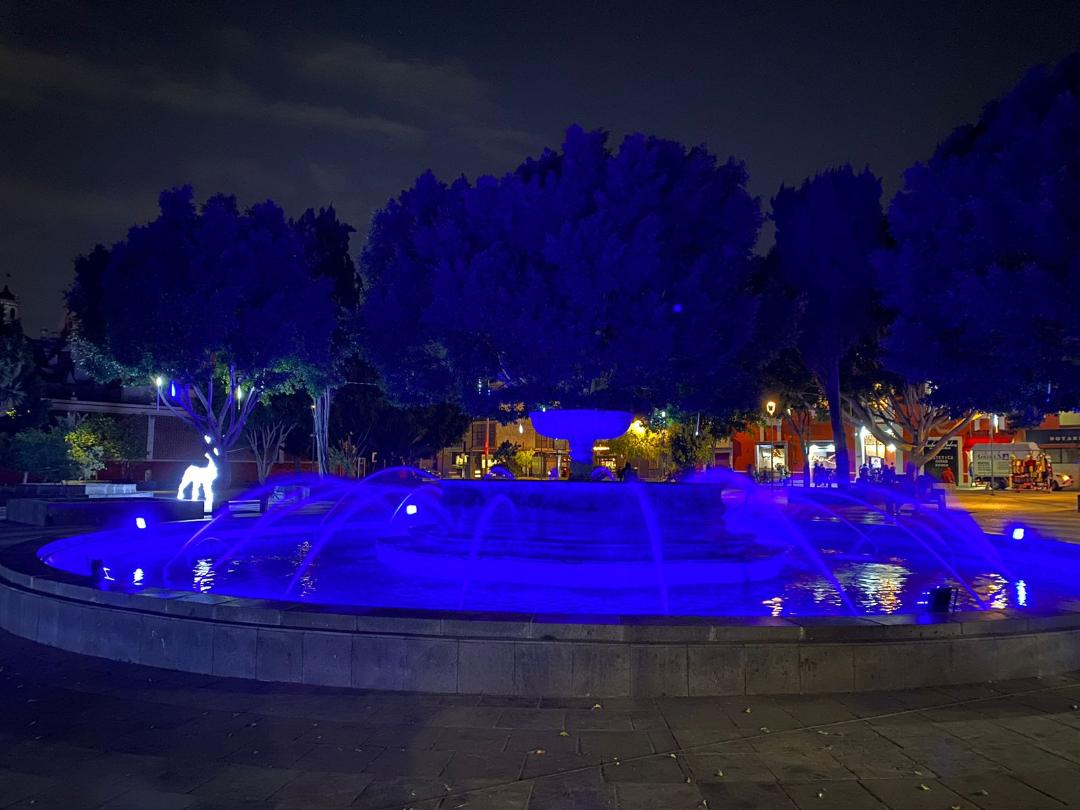 Por fiestas navideñas  11 fuentes de la ciudad de Puebla están iluminadas de azul
