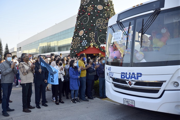 Comparte BUAP alegría a niños de comunidades del interior del estado por Día de Reyes