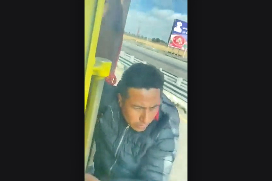 Sujeto intenta asaltar camión y queda colgando de la unidad