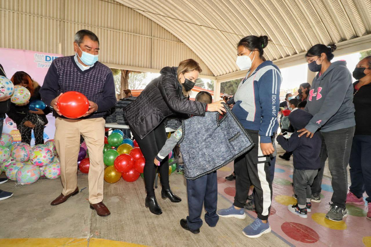 Para proteger a la niñez ante las bajas temperaturas, en San Pedro Cholula continúa la entrega de ropa abrigadora
