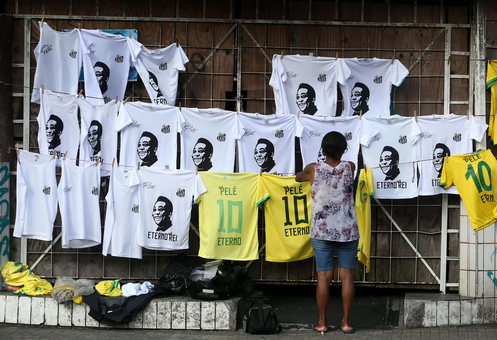 Comienza el velatorio de Pelé; miles de aficionados acuden a despedirlo