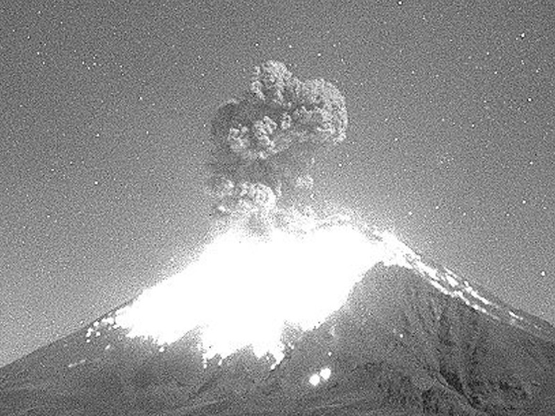 VIDEO La madrugada de este martes el Popocatépetl registró una impresionante explosión