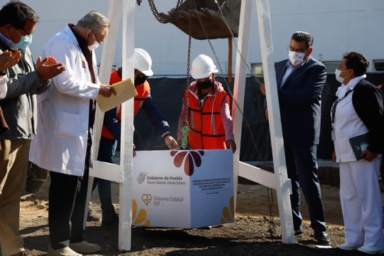 Al colocar la primera piedra de Oncología y Cardiología del HNP, Salomón Céspedes aseguró que el servicio público no es una dádiva, es una obligación