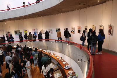 Inauguración jovial de un&nbsp;flâneur&nbsp;universal, en la biblioteca de la IBERO Puebla