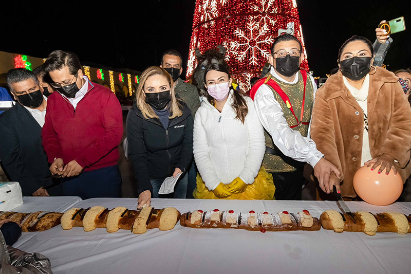 Con desfile «Familia con Ilusión», rosca monumental y juguetes, celebran Día de Reyes en Cholula