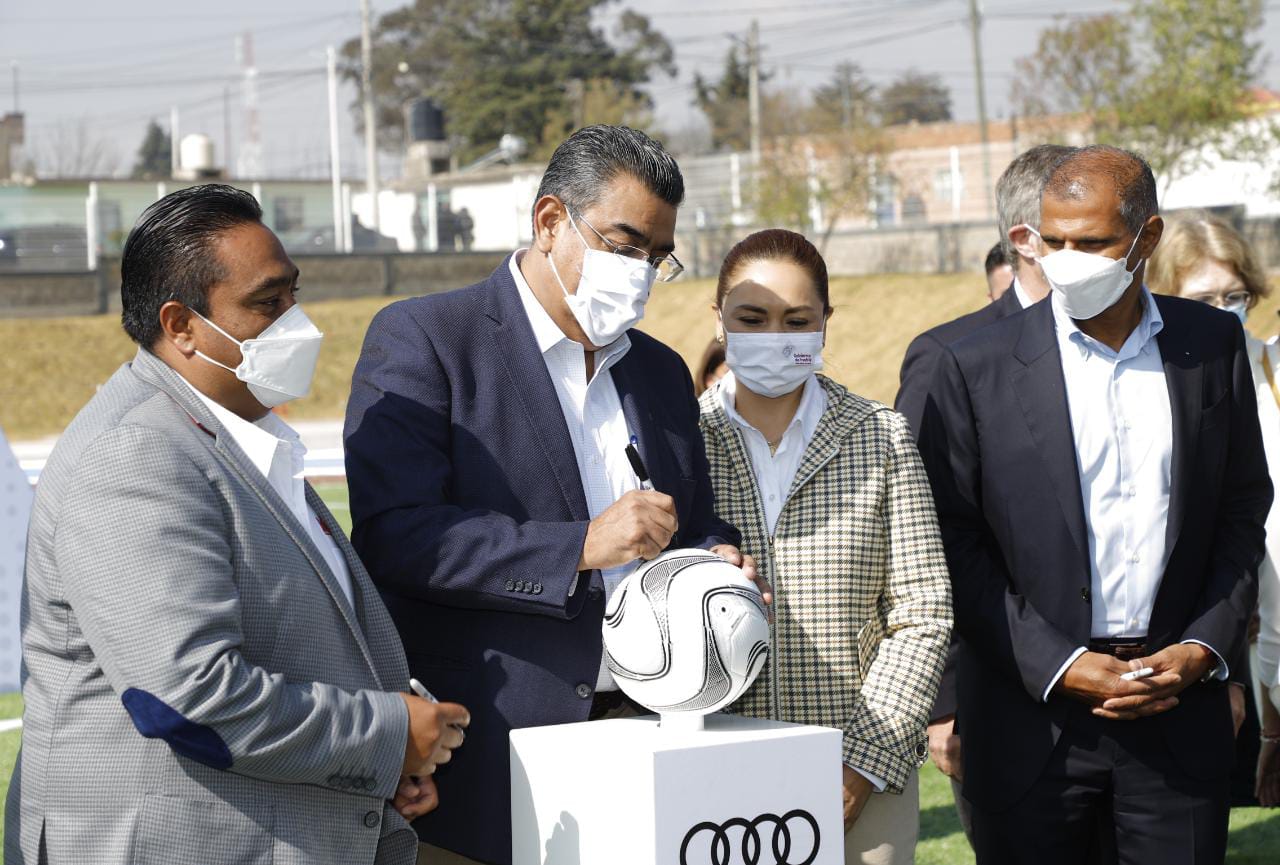 Salomón Céspedes y directivos de Audi inauguran Parque Deportivo en San José Chiapa