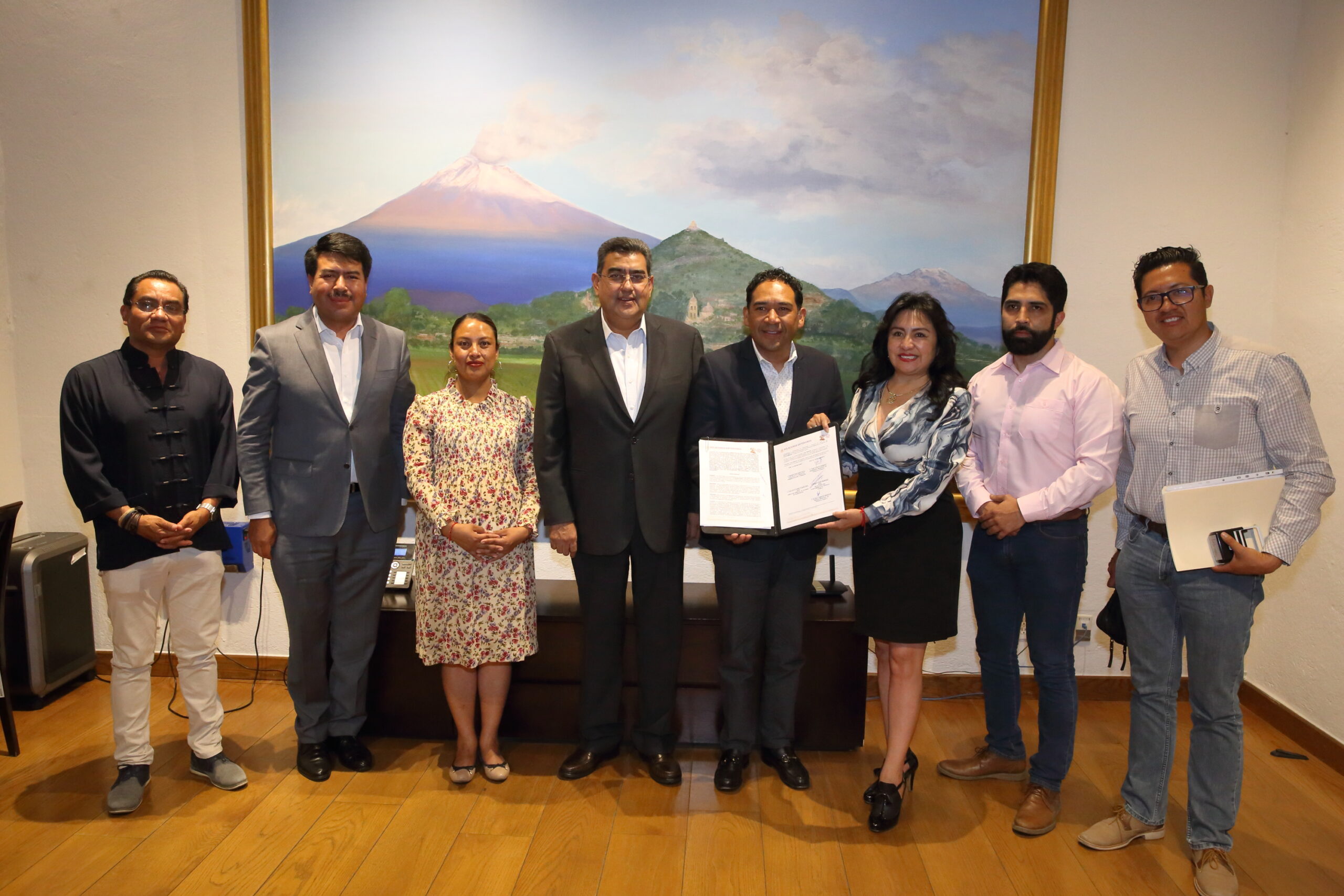 Impulsa gobernador Sergio Salomón expedición de pasaporte en Tepeaca