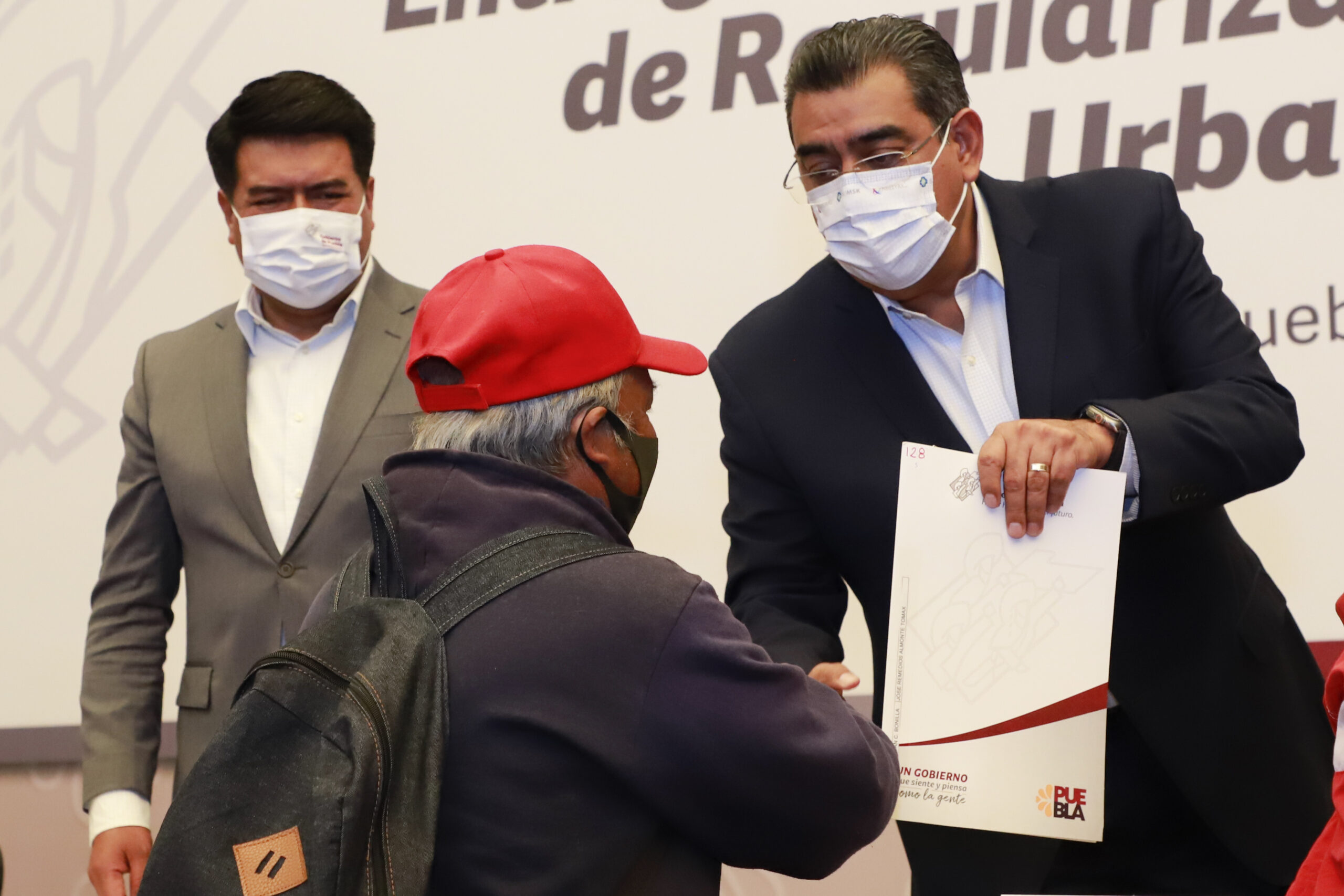 Para continuar con el legado y la visión política del exgobernador Miguel Barbosa Huerta, de brindar certeza jurídica a la sociedad, el mandatario Sergio Salomón Céspedes Peregrina entregó 181 títulos de propiedad del Programa de Regularización de Predios Rústicos, Urbanos y Suburbanos, estrategia única en el país que ha cambiado la vida de más de 6 mil poblanas y poblanos.