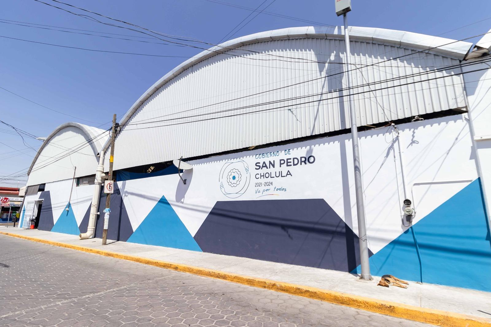 En beneficio de comerciantes y familias Cholultecas, entrega Paola Angon rehabilitación del Tianguis Mixquitla 