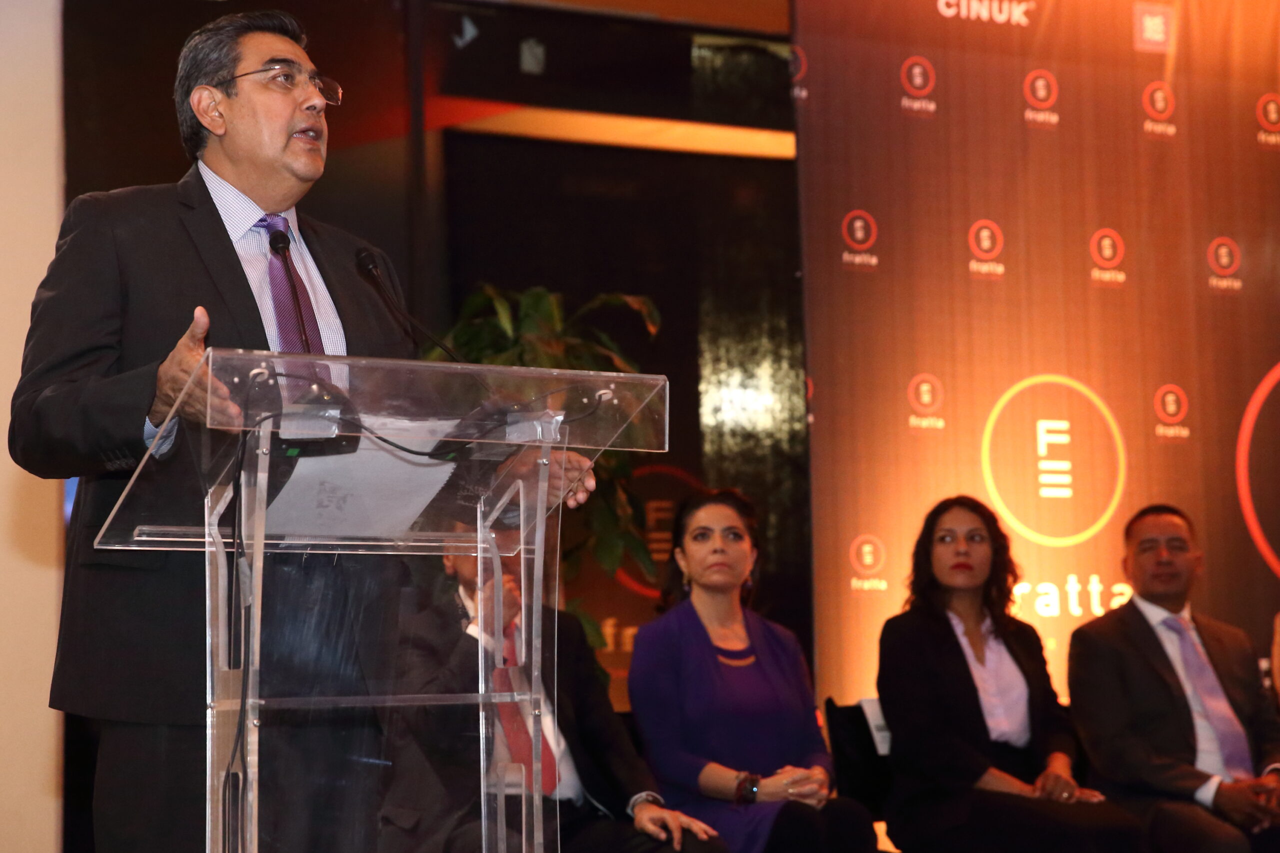En Puebla, gobierno estatal fortalece relación con empresarios para llegada de inversiones: Sergio Salomón