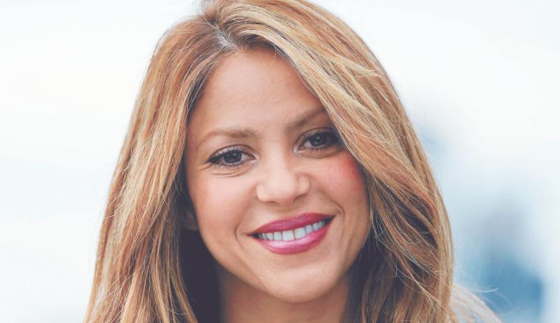 Shakira, alegre y de la mano de sus hijos abandona Barcelona