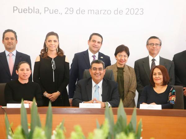 Llama Sergio Salomón a sumar esfuerzos por el desarrollo económico de la entidad