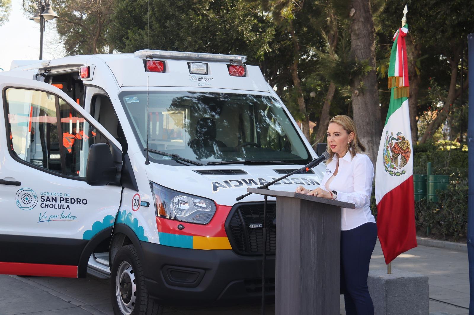 Entrega Paola Angon nueva ambulancia totalmente equipada, para la tranquilidad de las familias de San Pedro Cholula 