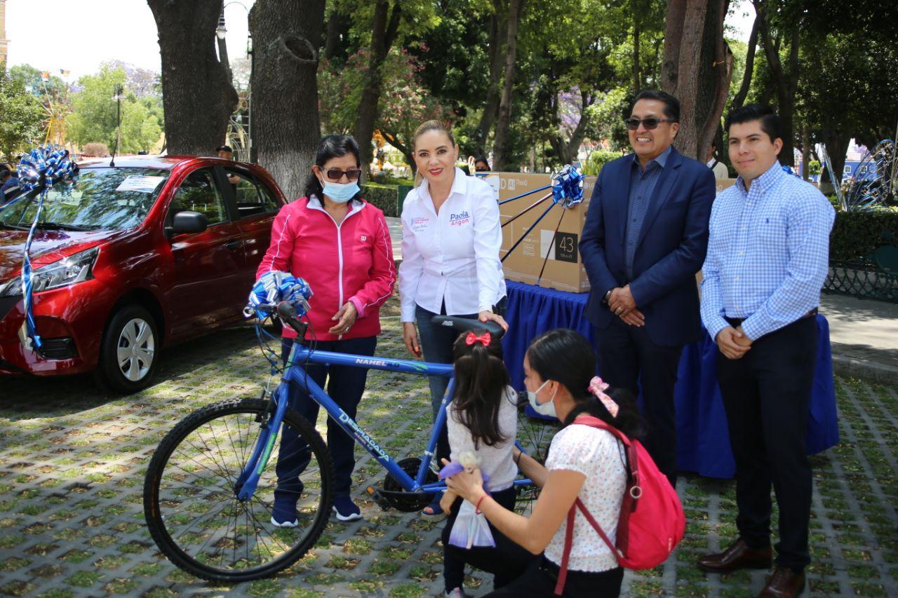 Paola Angon entregó premios del Sorteo Predial 2023