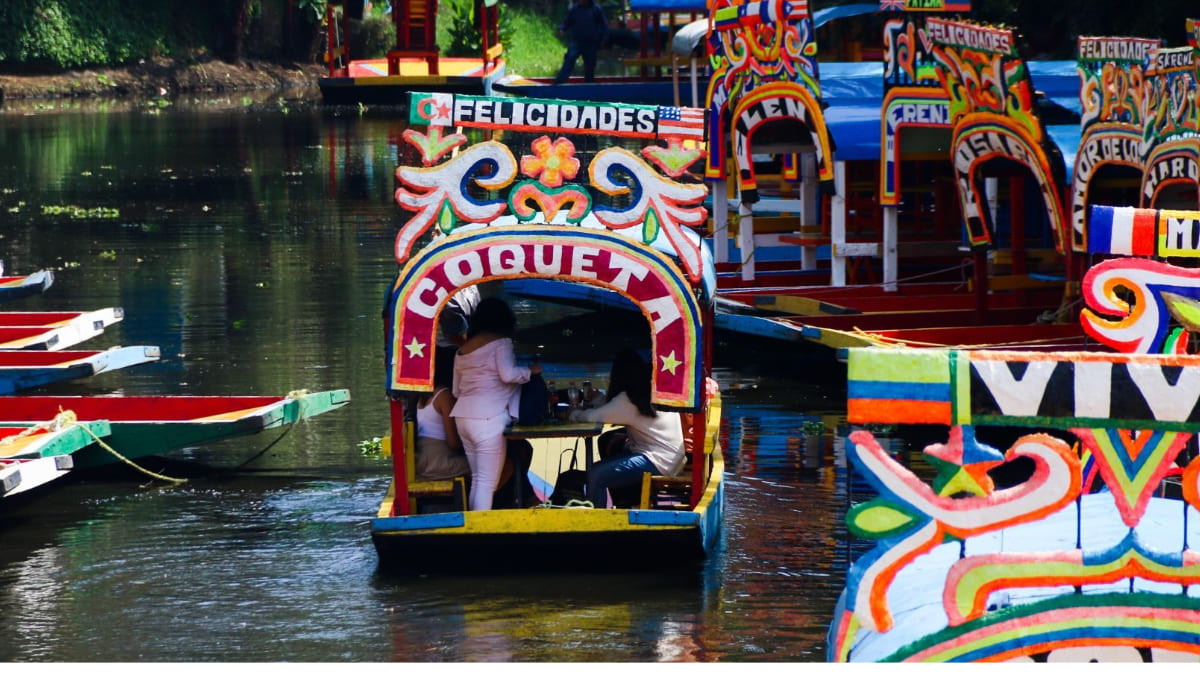 Reforzarán seguridad y supervisarán venta de alcohol en trajineras de Xochimilco para evitar peleas