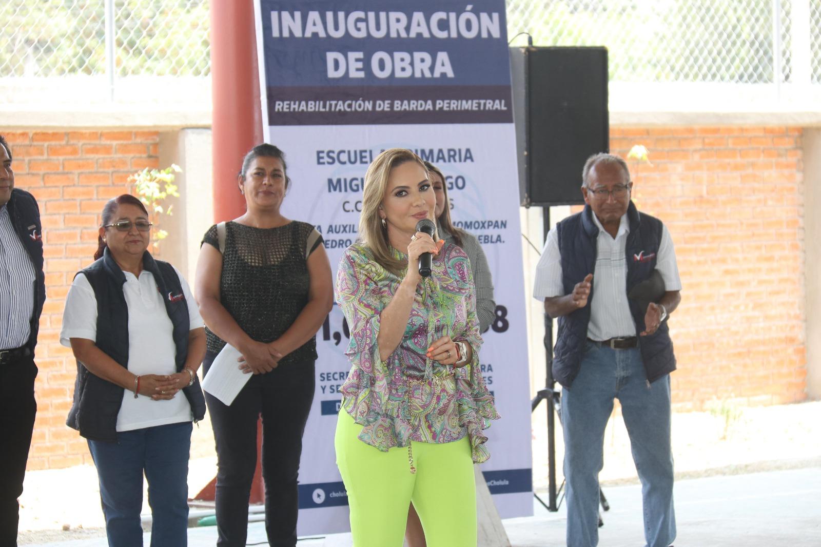 Paola Angon entrega barda perimetral en primaria de Momoxpan que llevaba 20 años solicitándose