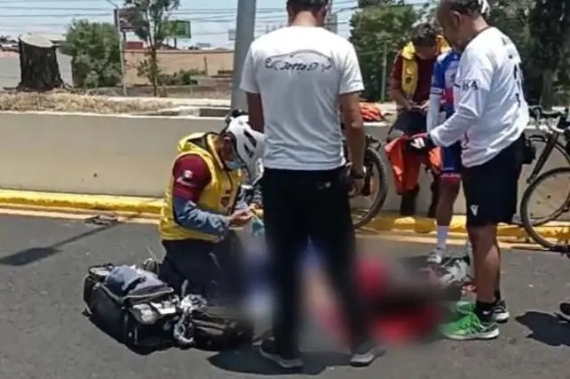 En Recta a Cholula camioneta atropella a tres ciclistas, uno fallece