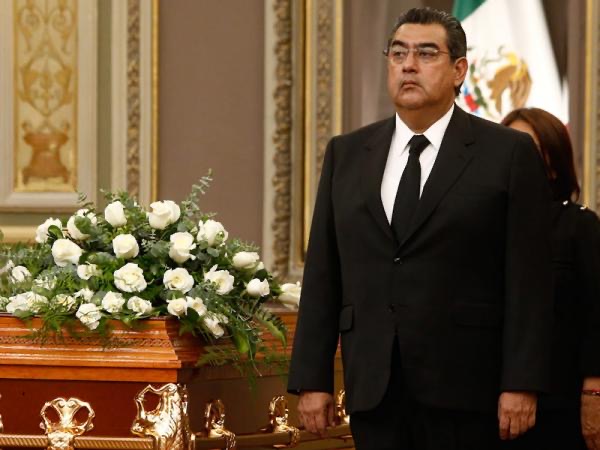 Asiste Sergio Salomón al homenaje póstumo del diputado local, Mariano Hernández Reyes
