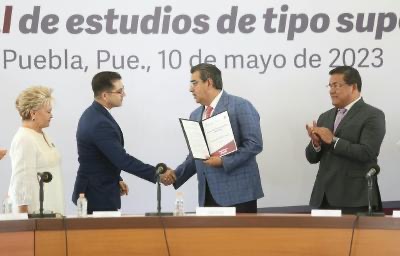 Al entregar Reconocimientos de Validez Oficial de Estudios de Tipo Superior, Salomón Céspedes refrenda su respaldo a estas instituciones