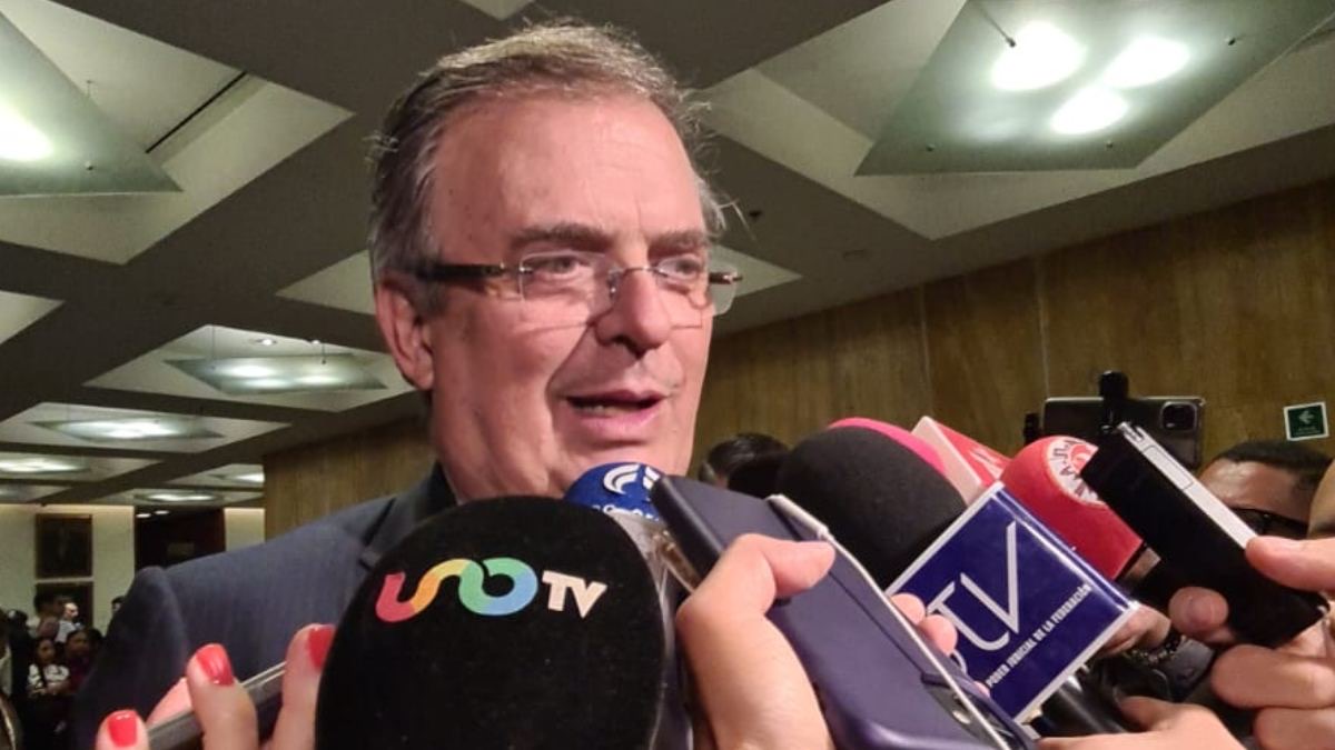 Persona non grata, ignorante y diminuto: responde Ebrard a senador John Kennedy