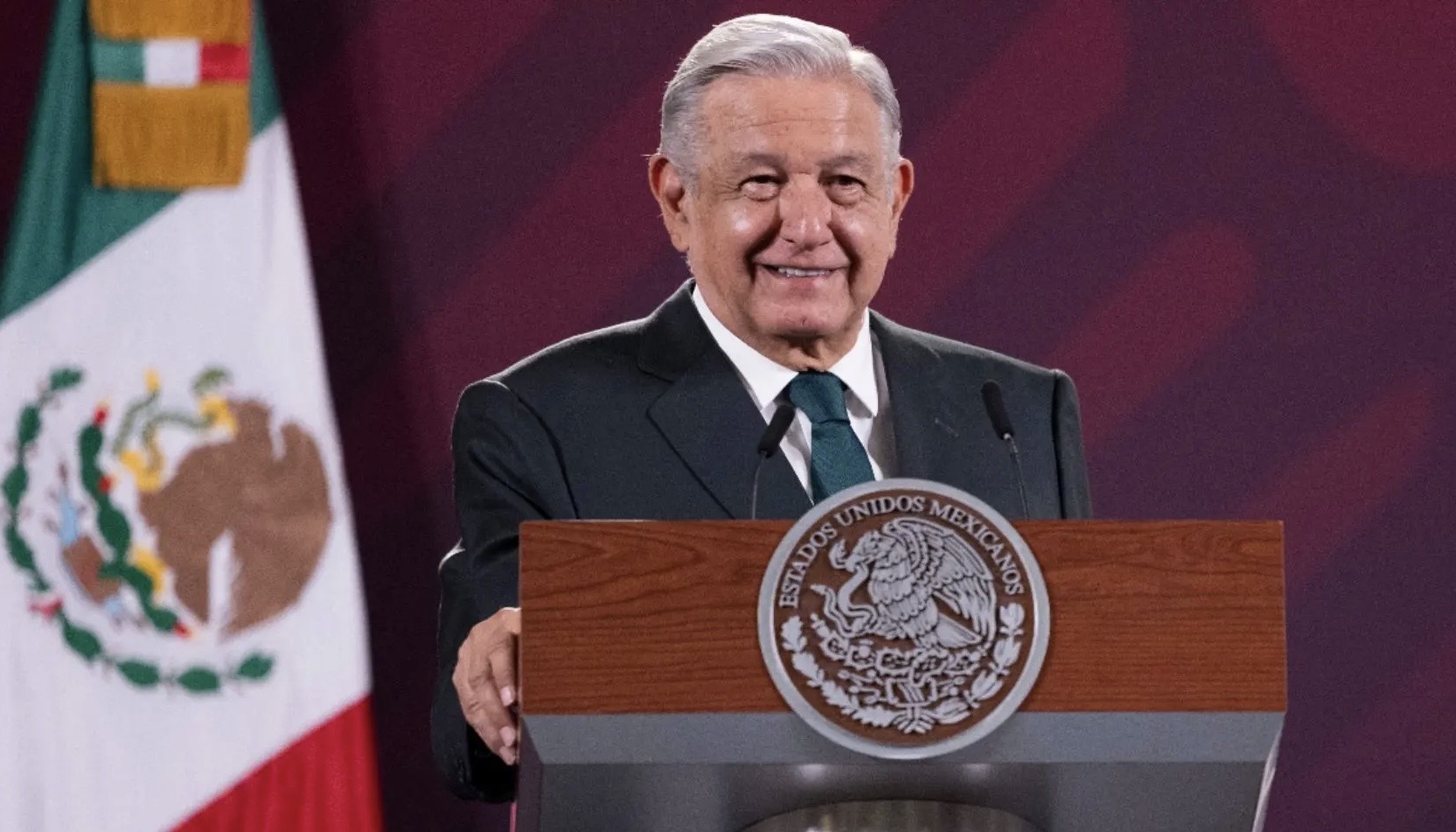 En el Día del Maestro, AMLO anuncia aumento salarial de 8.2% a trabajadores de la educación