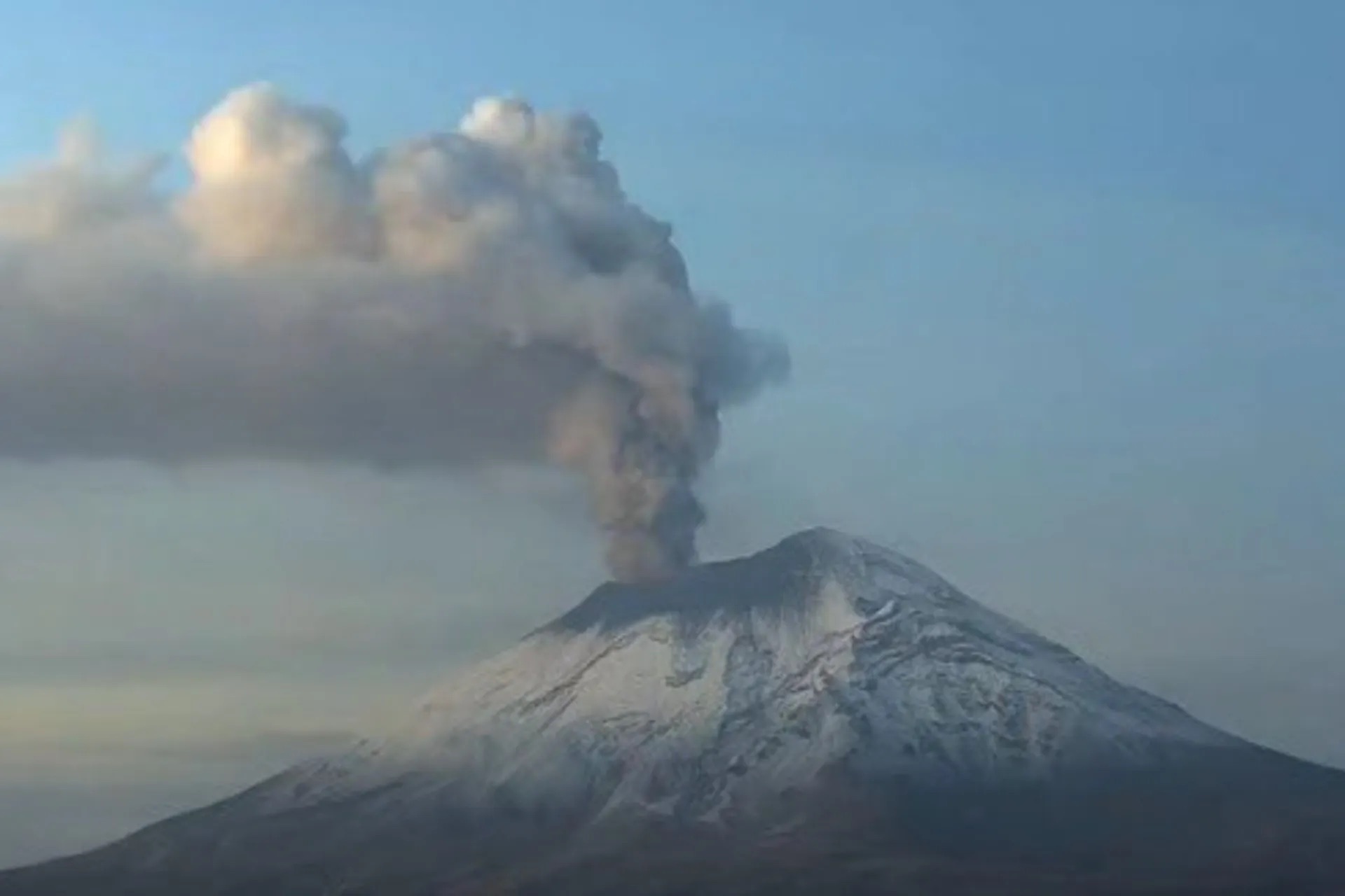 Volcán Popocatépetl registra 5 exhalaciones y 2 explosiones en últimas 24 horas
