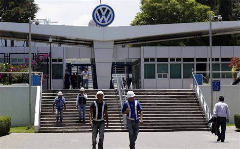 Trabajadores de VW van por aumento del 15% al salario