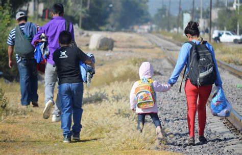 El 30% de los menores migrantes que cruzan por Puebla viajan solos