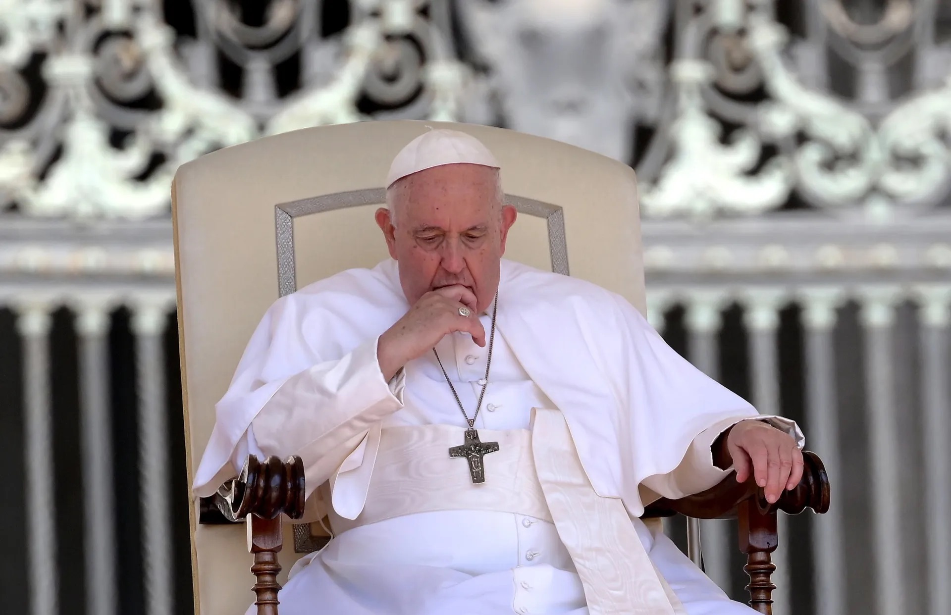 El papa Francisco “está bien, despierto y consciente” tras su operación, según el cirujano