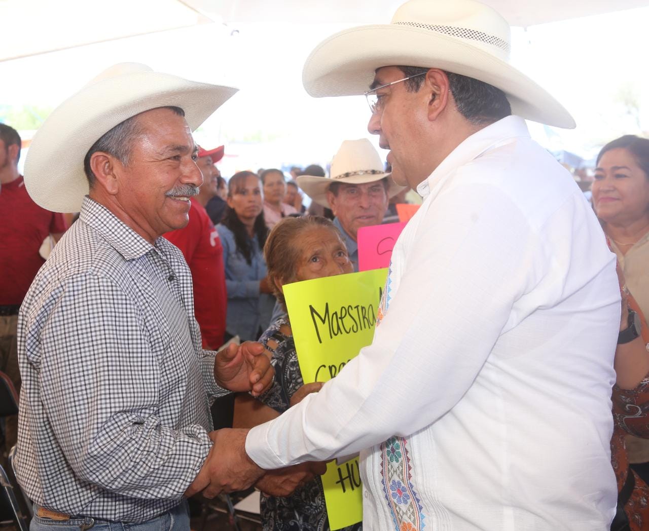 Con entrega de sorgo, Sergio Salomón garantiza seguridad alimentaria en la Mixteca