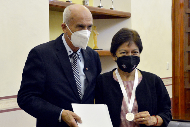 Entrega Universidad de Camagüey medalla conmemorativa de su 55 aniversario a la Rectora María Lilia Cedillo