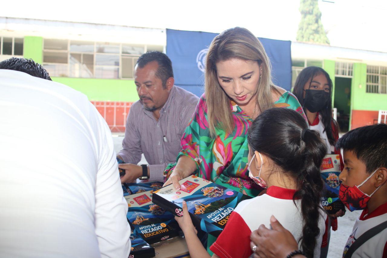 Gobierno de Paola Angon continúa con la entrega de guías de estudio a favor de la educación