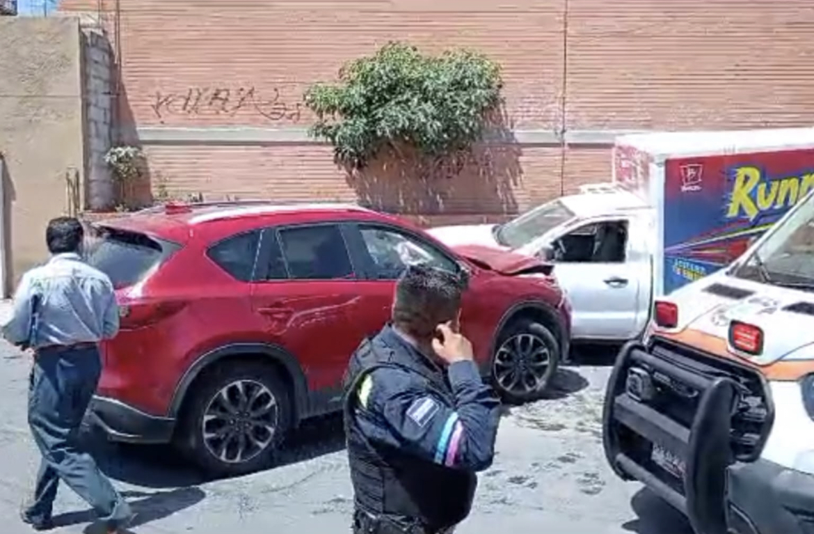 Delincuente roba camioneta; genera persecución, choca y termina baleado en la colonia Vicente Guerrero