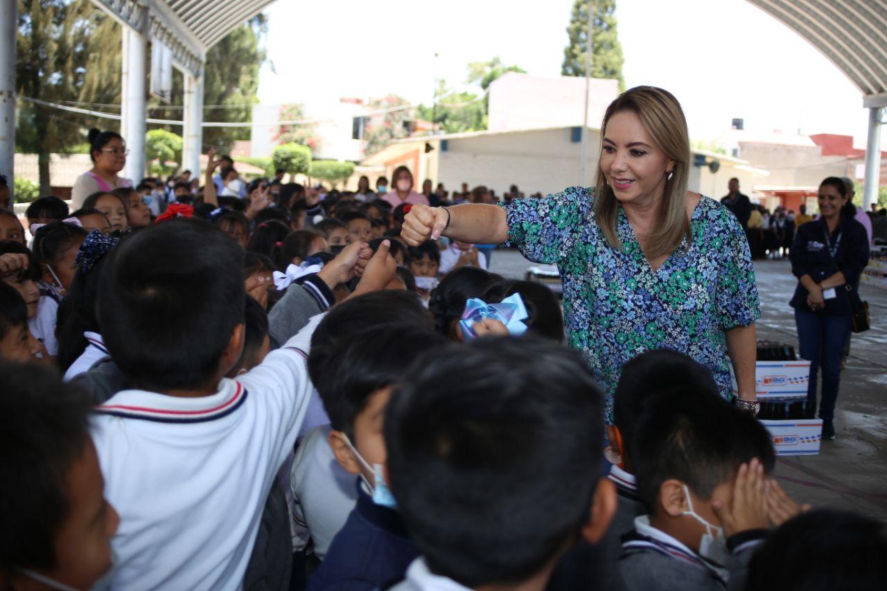 Paola Angon continúa entregando guías para fortalecer la educación en primarias de Juntas Auxiliares