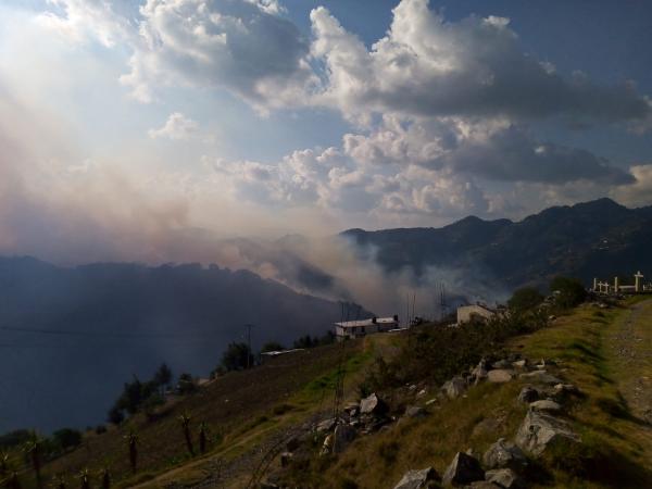 Por recrudecimiento de incendio forestal, gobierno estatal y especialistas determinan evacuar tres comunidades de Zacatlán