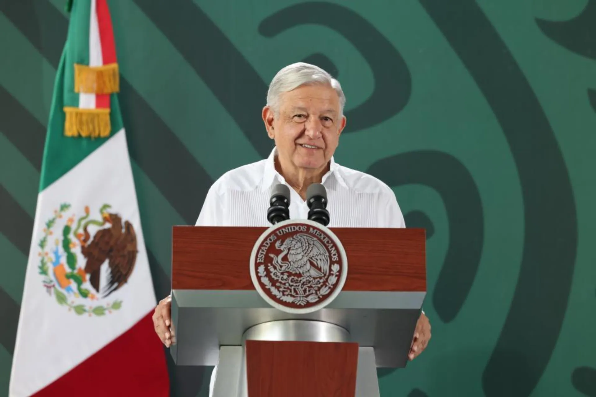 AMLO critica corridos y series sobre narco por no retratar sufrimiento de familias